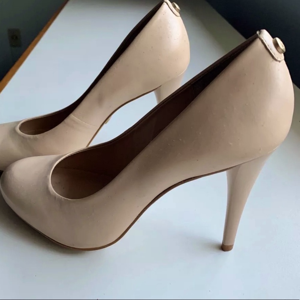 3/$30 Jorge Bischoff Pumps